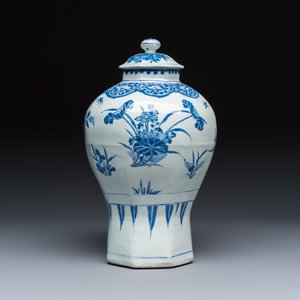 A Chinese blue and white covered vase with floral design — photo 2