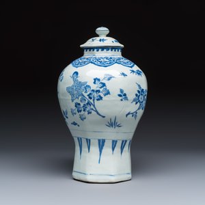 A Chinese blue and white covered vase with floral design — photo 4