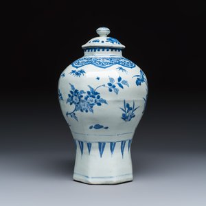 A Chinese blue and white covered vase with floral design — photo 5