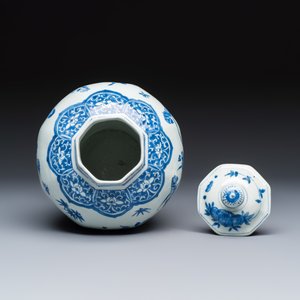 A Chinese blue and white covered vase with floral design — photo 6