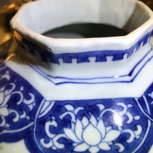 A Chinese blue and white covered vase with floral designs, Transitional period — 照片 11