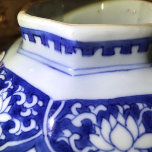 A Chinese blue and white covered vase with floral designs, Transitional period — 照片 15