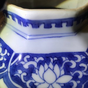 A Chinese blue and white covered vase with floral designs, Transitional period — 照片 16