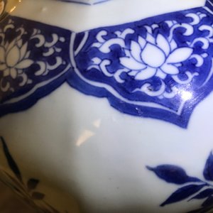 A Chinese blue and white covered vase with floral designs, Transitional period — 照片 17