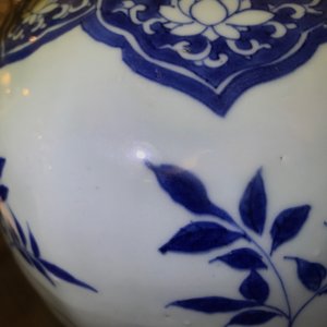 A Chinese blue and white covered vase with floral designs, Transitional period — 照片 18