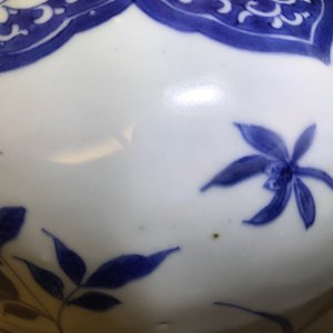 A Chinese blue and white covered vase with floral designs, Transitional period — 照片 19
