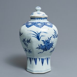 A Chinese blue and white covered vase with floral designs, Transitional period — 照片 2