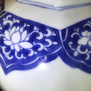 A Chinese blue and white covered vase with floral designs, Transitional period — 照片 21