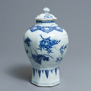 A Chinese blue and white covered vase with floral designs, Transitional period — 照片 3