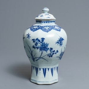 A Chinese blue and white covered vase with floral designs, Transitional period — 照片 4