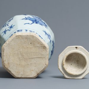 A Chinese blue and white covered vase with floral designs, Transitional period — 照片 6