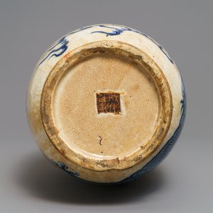 A Chinese blue and white crackle-glazed 'dragon' vase, 19th C. — 照片 6