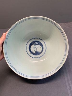A Chinese blue and white 'crane, deer and hare' bowl, Fu Gui Chang Ming 富貴長命 mark, Jiajing — photo 5