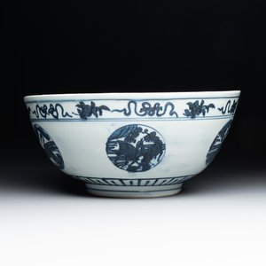 A Chinese blue and white 'crane, deer and hare' bowl, Fu Gui Chang Ming 富貴長命 mark, Jiajing — photo 1