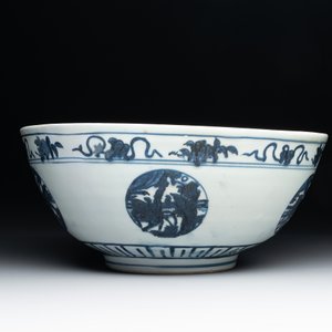 A Chinese blue and white 'crane, deer and hare' bowl, Fu Gui Chang Ming 富貴長命 mark, Jiajing — photo 2