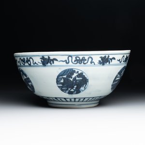 A Chinese blue and white 'crane, deer and hare' bowl, Fu Gui Chang Ming 富貴長命 mark, Jiajing — photo 4