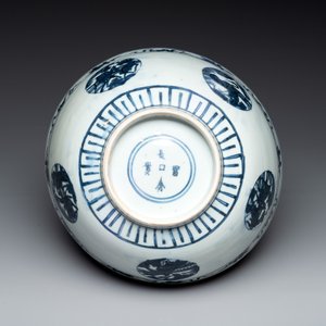 A Chinese blue and white 'crane, deer and hare' bowl, Fu Gui Chang Ming 富貴長命 mark, Jiajing — photo 6