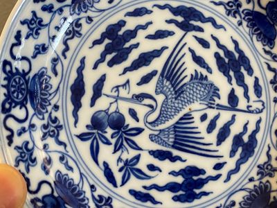 A Chinese blue and white 'crane' saucer dish, Yongzheng mark, 18/19th C. — 照片 2