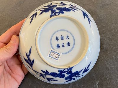 A Chinese blue and white 'crane' saucer dish, Yongzheng mark, 18/19th C. — 照片 4