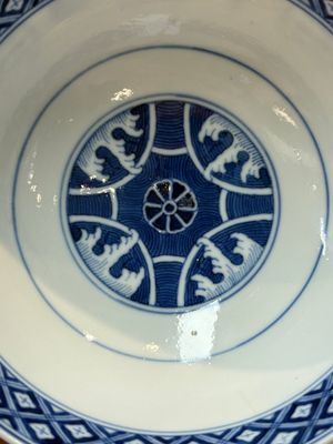 A Chinese blue and white 'cranes and trigrams' bowl, Guangxu mark and of the period — photo 6