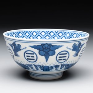 A Chinese blue and white 'cranes and trigrams' bowl, Guangxu mark and of the period — photo 2