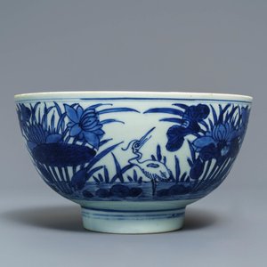 A Chinese blue and white 'cranes by the lotus pond' bowl, Shen De Tang Bo Gu Zhi mark, Transitional period — photo 1