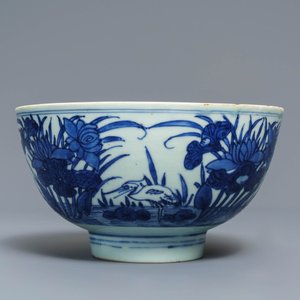 A Chinese blue and white 'cranes by the lotus pond' bowl, Shen De Tang Bo Gu Zhi mark, Transitional period — photo 3