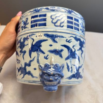 A Chinese blue and white 'Cranes' cylindrical tripod censer — 照片 1