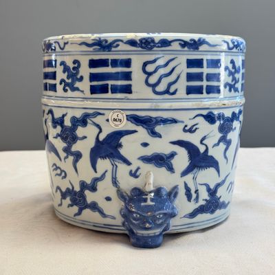 A Chinese blue and white 'Cranes' cylindrical tripod censer — 照片 2