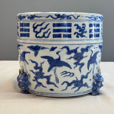 A Chinese blue and white 'Cranes' cylindrical tripod censer — 照片 3
