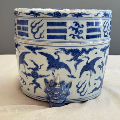A Chinese blue and white 'Cranes' cylindrical tripod censer — 照片 4
