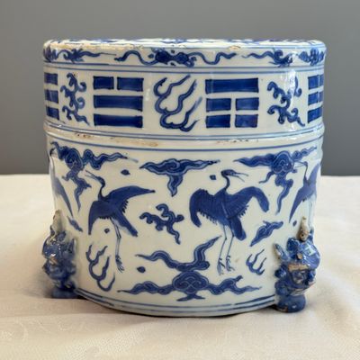 A Chinese blue and white 'Cranes' cylindrical tripod censer — 照片 5
