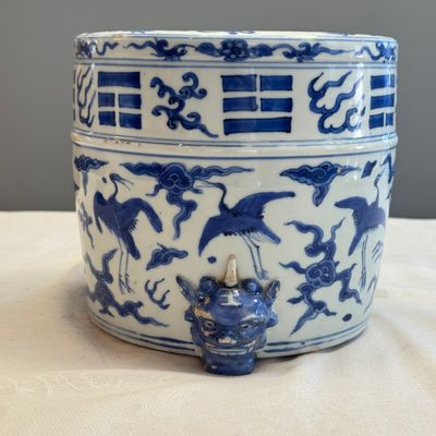 A Chinese blue and white 'Cranes' cylindrical tripod censer — 照片 6