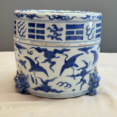 A Chinese blue and white 'Cranes' cylindrical tripod censer — 照片 7