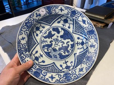 A Chinese blue and white 'cranes' dish, Fu Gui Jia Qi 富貴佳器 mark, Jiajing/Wanli — 照片 1