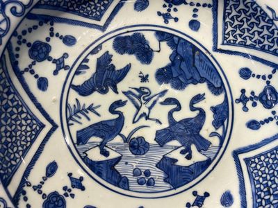 A Chinese blue and white 'cranes' dish, Fu Gui Jia Qi 富貴佳器 mark, Jiajing/Wanli — 照片 2