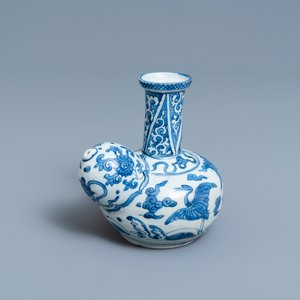 A Chinese blue and white 'cranes' kendi, Wanli — 照片 1