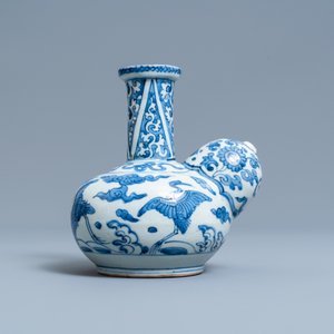 A Chinese blue and white 'cranes' kendi, Wanli — 照片 4