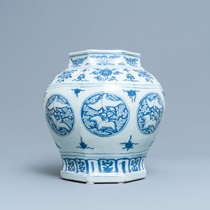 A Chinese blue and white 'cranes' vase, Jiajing — 照片 1