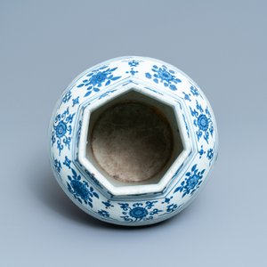 A Chinese blue and white 'cranes' vase, Jiajing — 照片 6