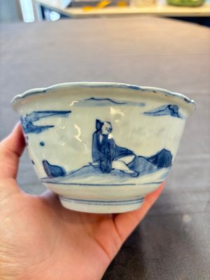 A Chinese blue and white 'Crow Cup' with figural design, Transitional period — photo 1