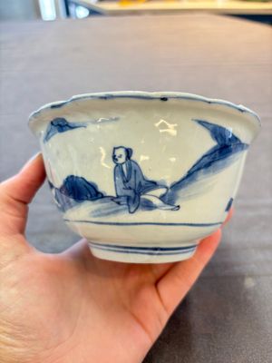A Chinese blue and white 'Crow Cup' with figural design, Transitional period — photo 2