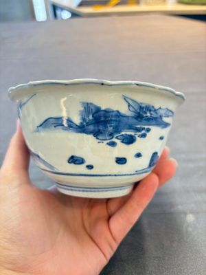 A Chinese blue and white 'Crow Cup' with figural design, Transitional period — photo 4