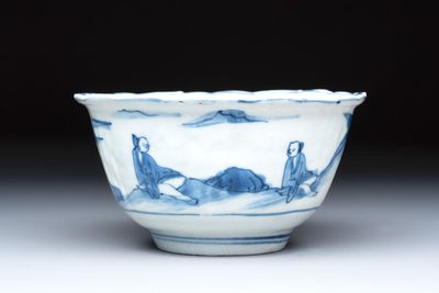 A Chinese blue and white 'Crow Cup' with figural design, Transitional period