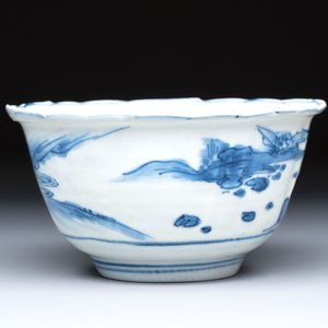 A Chinese blue and white 'Crow Cup' with figural design, Transitional period — photo 3