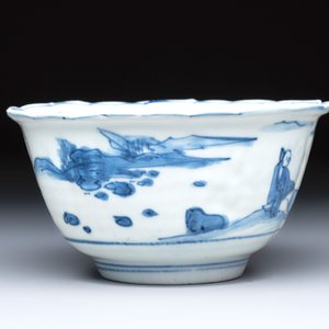 A Chinese blue and white 'Crow Cup' with figural design, Transitional period — photo 4