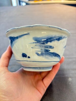 A Chinese blue and white 'crow cup' with figural design, Transitional period — foto 3