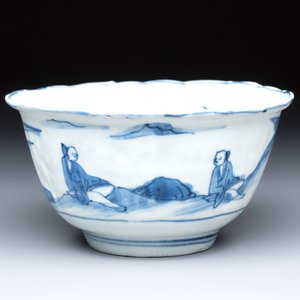 A Chinese blue and white 'crow cup' with figural design, Transitional period — foto 1