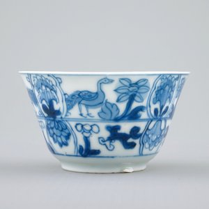 A Chinese blue and white cup and saucer, Kangxi — 照片 4