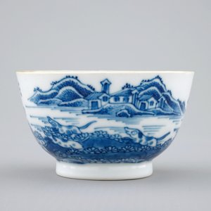 A Chinese blue and white cup and saucer with dogs, Qianlong, 18th C. — 照片 4